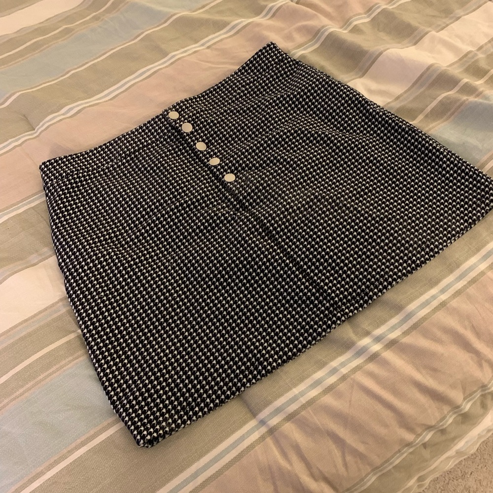 Black and white houndstooth skirt with buttons. Forever 21. 2X